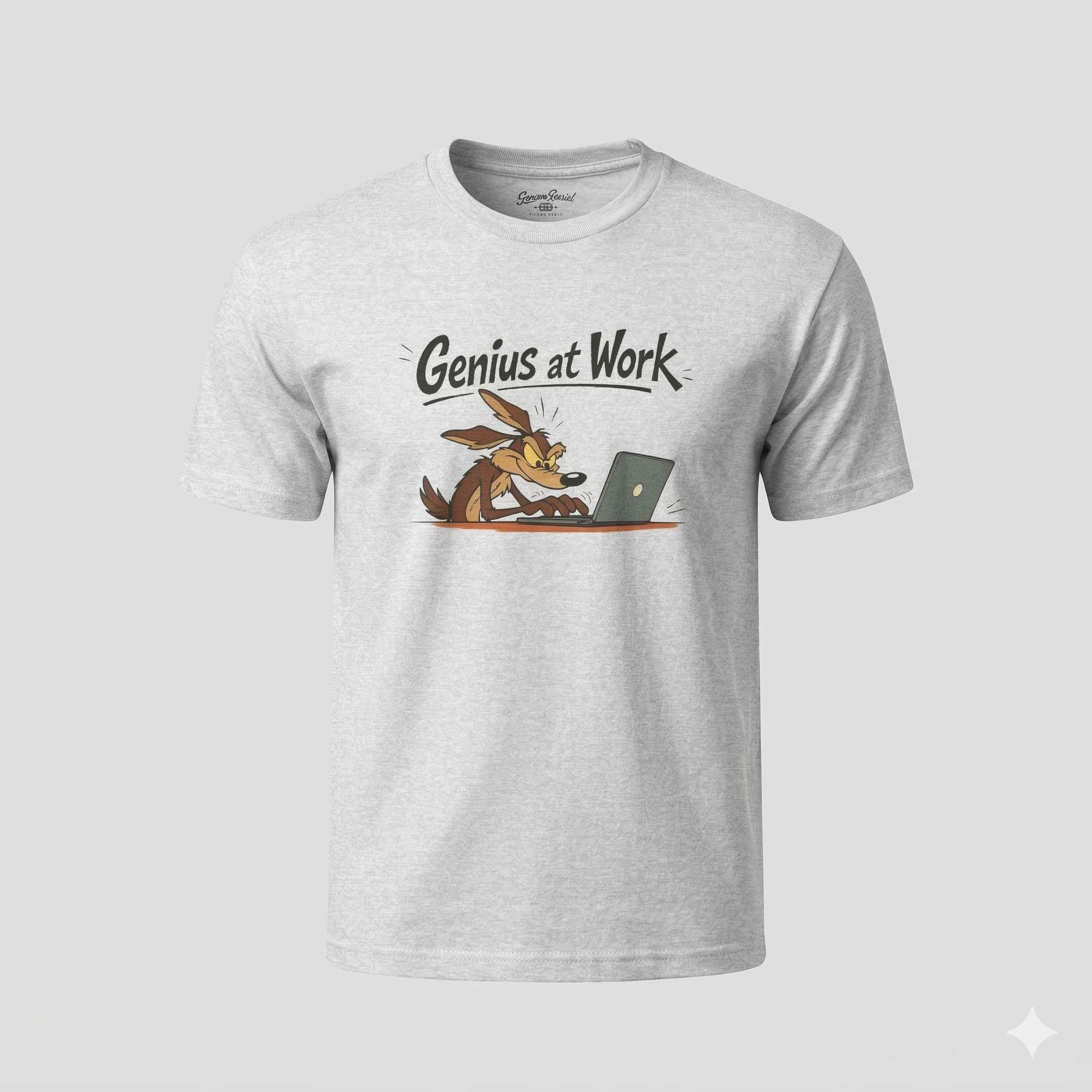 Programmierer T-Shirt, Wile E. Coyote, Genius at Work! Geschenk für Software Entwickler & Informatiker, IT Nerd Coding. Shirt Unisex