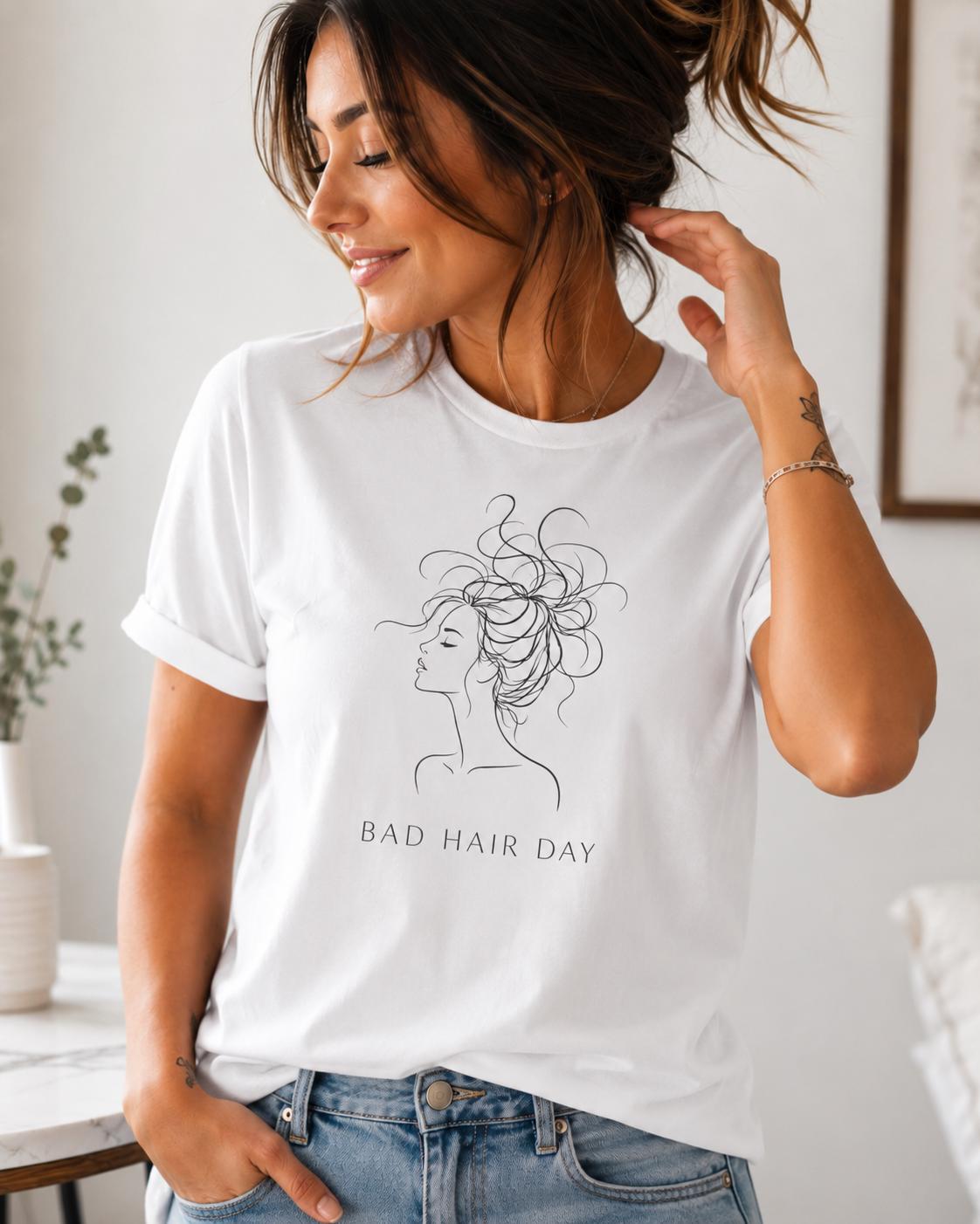 Frau zeigt weißes T-Shirt mit schwarzem Line Art Design einer Frau mit chaotischer Hochsteckfrisur und Bad Hair Day Schriftzug