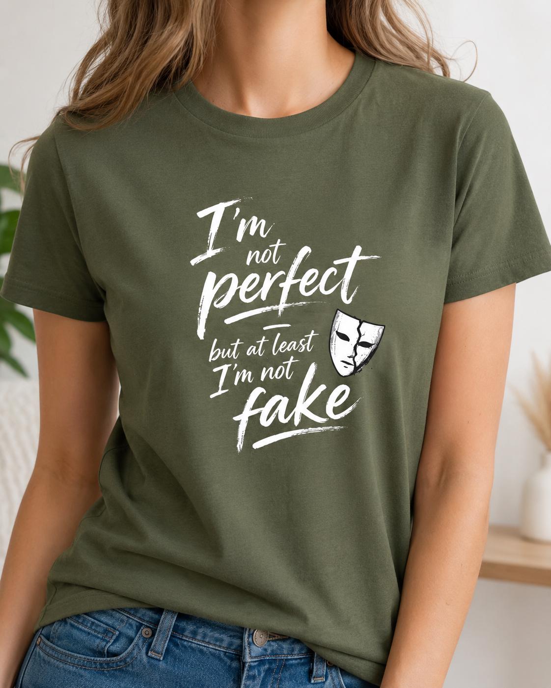 Unisex T-Shirt in Olivgrün mit weißem Schriftzug 'I'm not perfect but at least I'm not fake' und Masken-Grafik