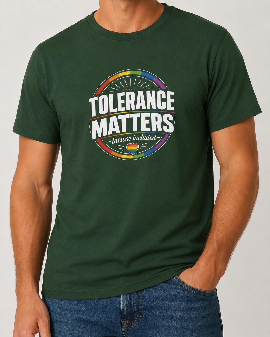 Dunkelgrünes T-Shirt mit weißem 'Tolerance Matters' Text umgeben von Regenbogen-Design
