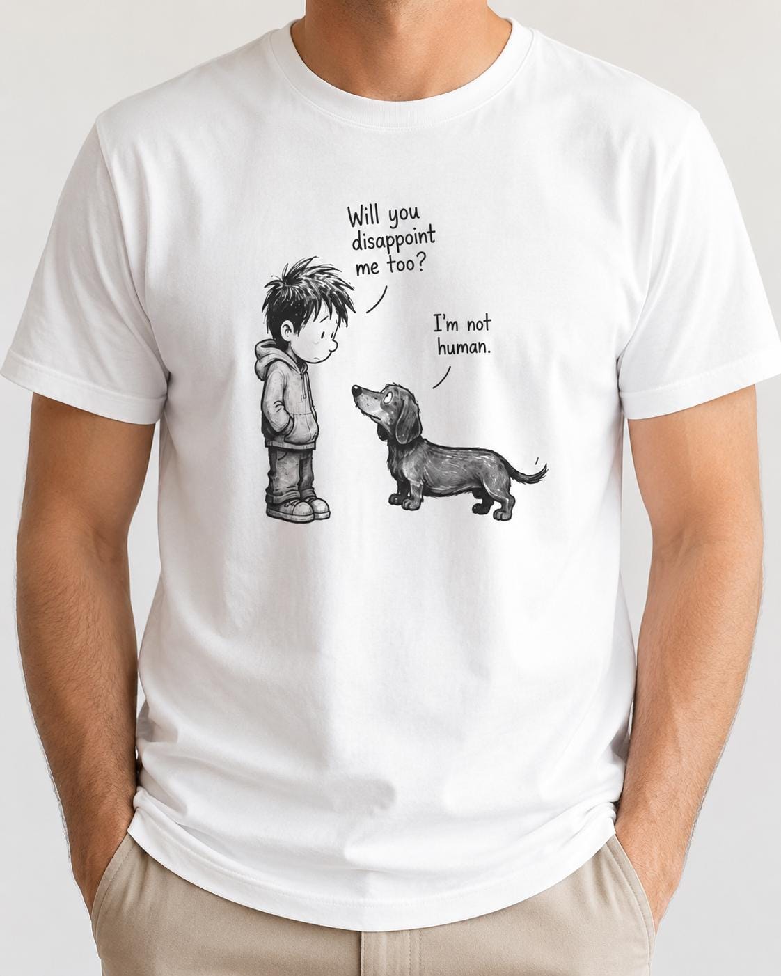 Nahaufnahme eines weißen Unisex-Shirts mit Aufdruck Junge und Dackel samt Text