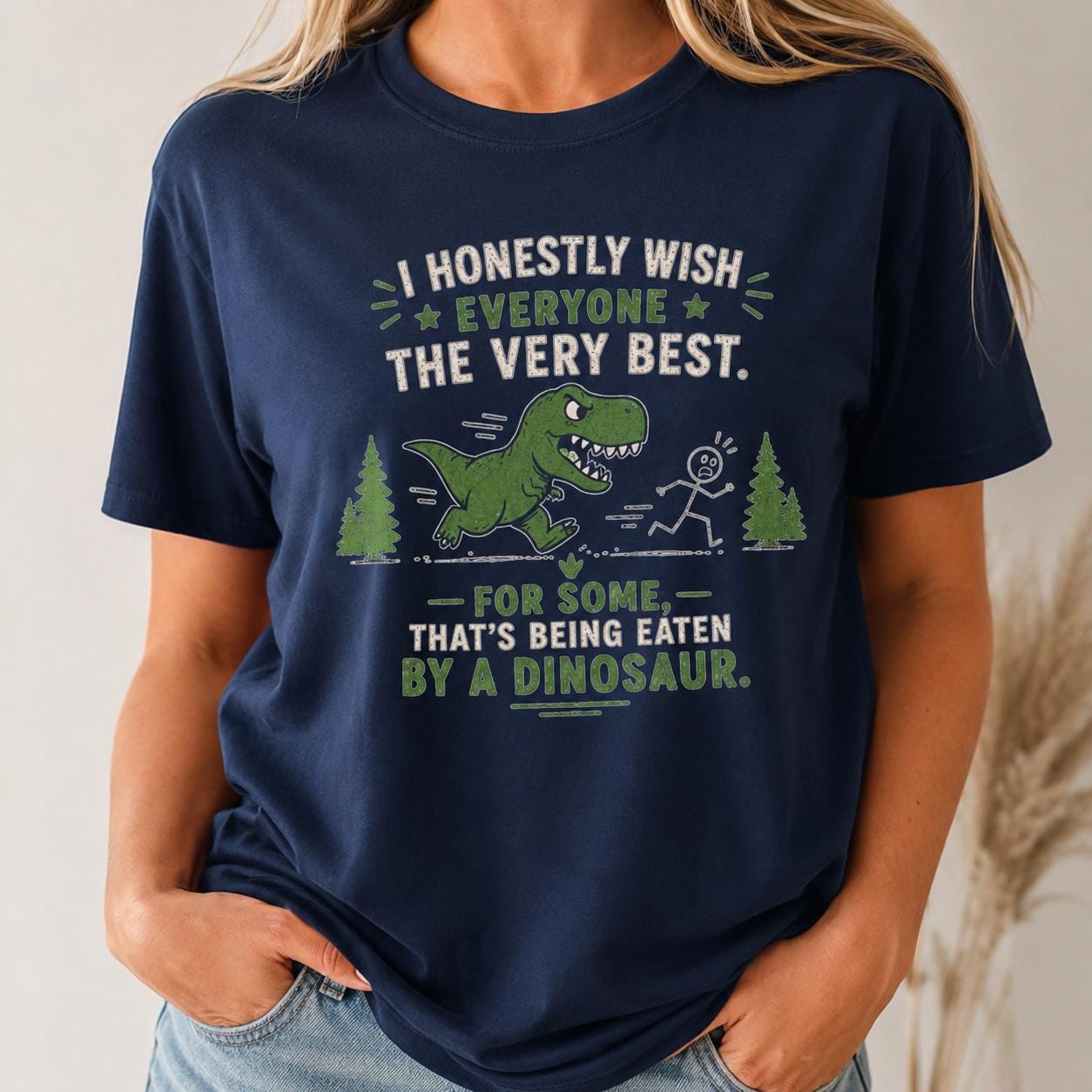 Nahaufnahme eines dunkelblauen T-Shirts mit Dinosaurier T-Rex Sarkasmus Print und frechem Spruch