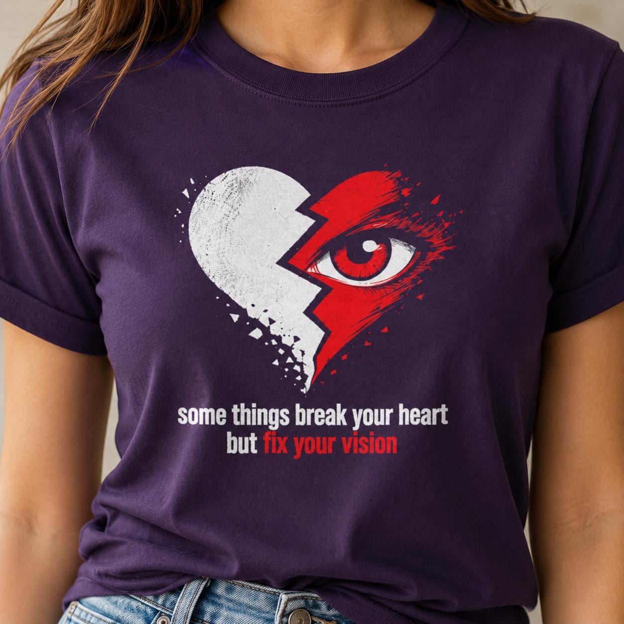 Dunkellila Unisex T-Shirt mit emotionalem Herz-und-Auge Motiv und zweifarbiger Schrift
