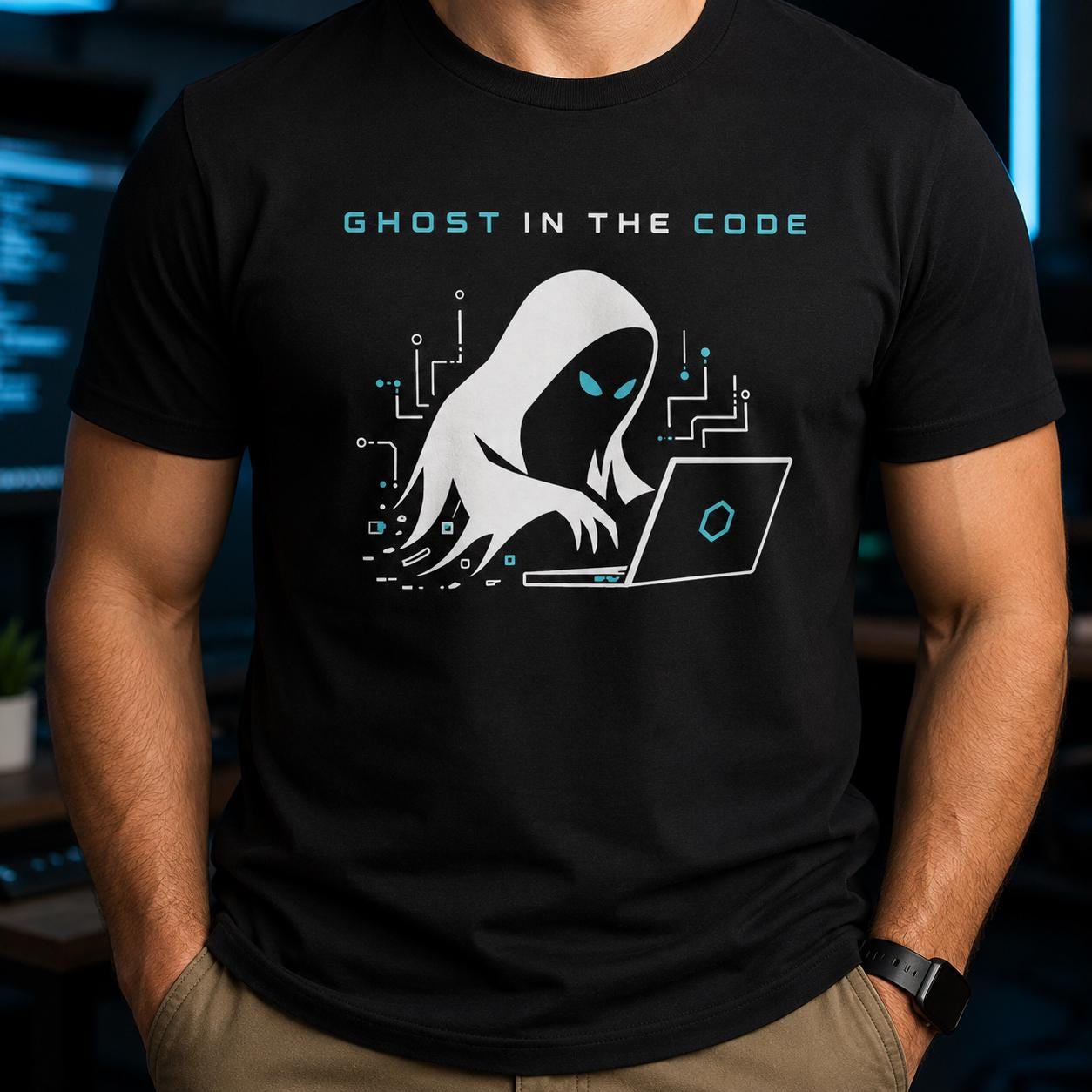 Schwarzes T-Shirt mit Ghost in the Code Motiv zeigt weißen Geist am Laptop mit Schaltkreisen