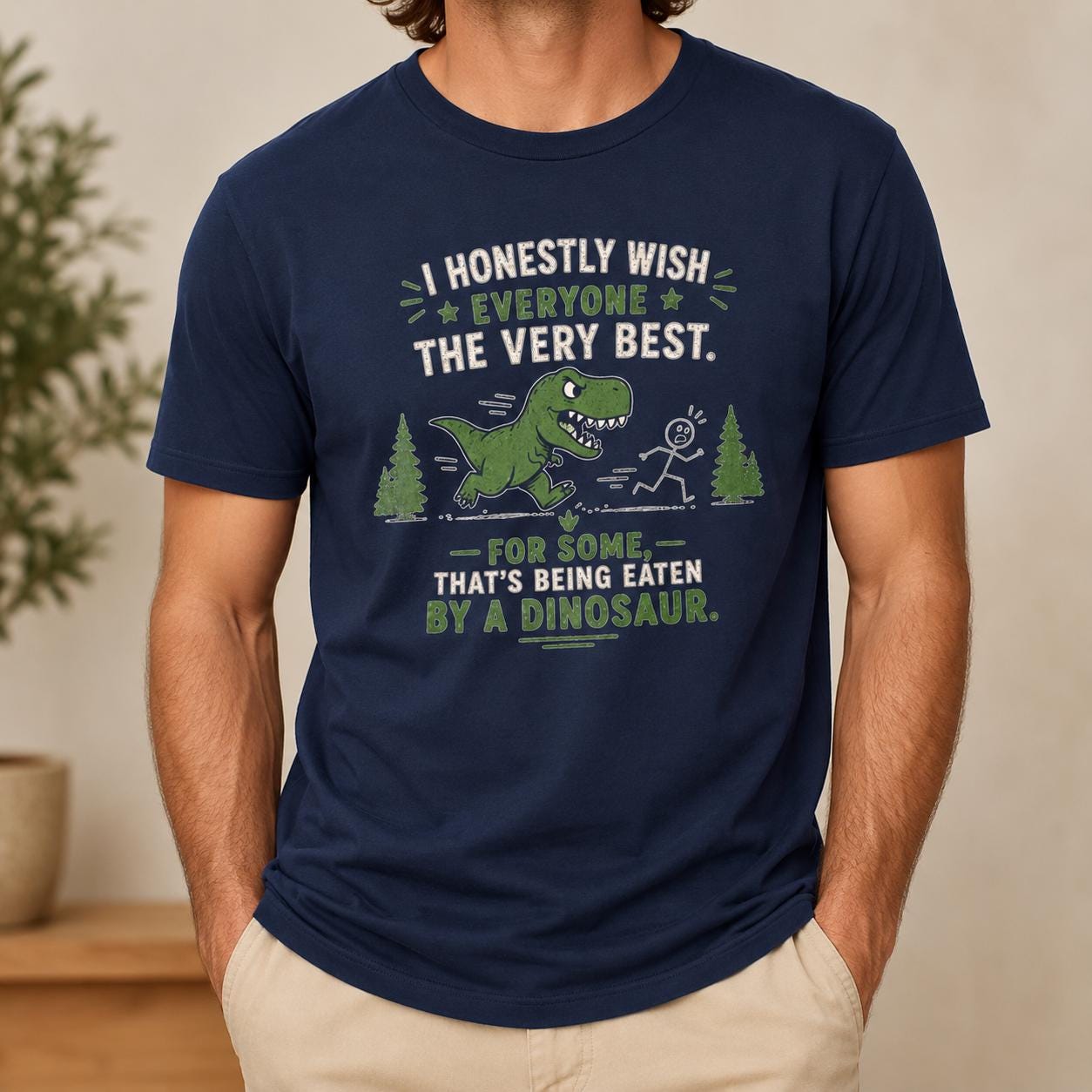 Mann trägt dunkelblaues Shirt mit Dinosaurier und sarkastischem englischem Spruch, frontal fotografiert