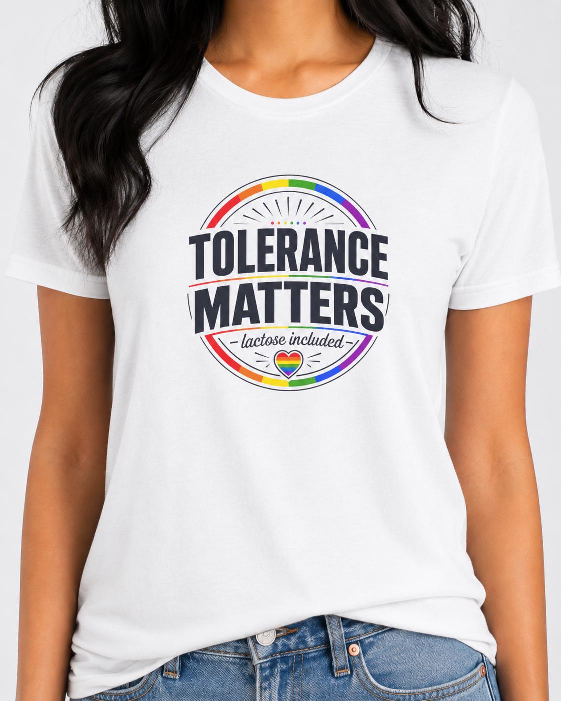 Weißes T-Shirt mit farbigem Regenbogen-Kreismotiv und Aufdruck 'Tolerance Matters lactose included'