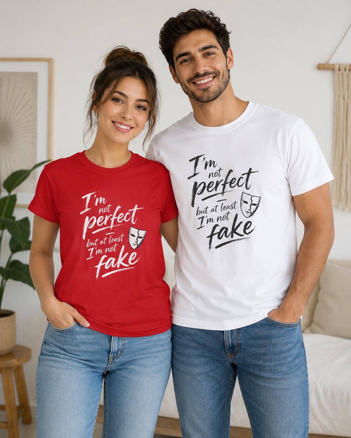 Lächelndes Paar trägt rotes und weißes Statement-T-Shirt mit Schriftzug und Masken-Illustration
