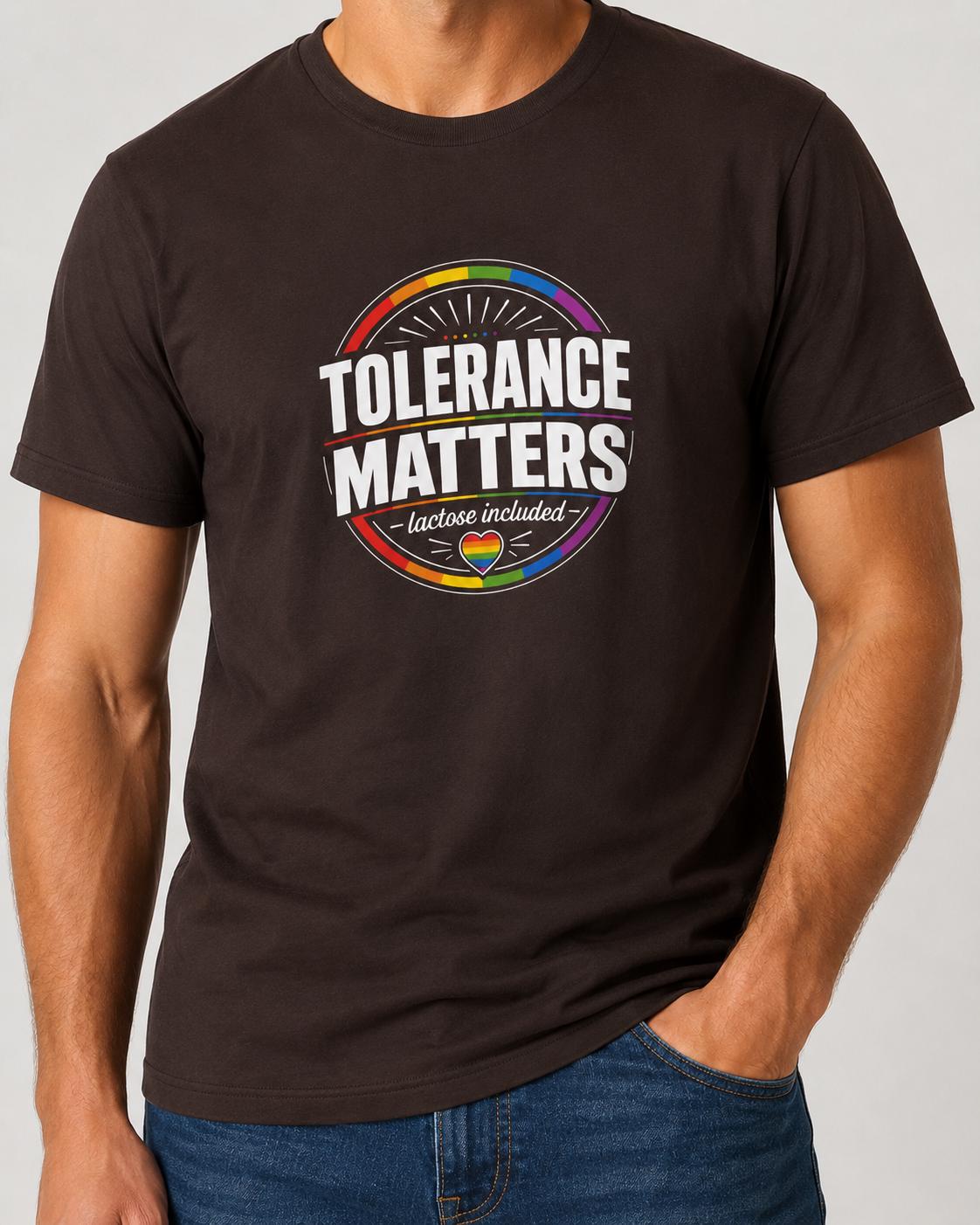 Braunes T-Shirt mit farbenfrohem Tolerance Matters Motiv und Regenbogen-Kreis