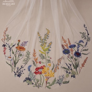 鮮やかな野花刺繍のウェディングベール、カラフルなボタニカルメドウのキャサドラルドロップベール（ボヘミアンブライド向け）、素朴なガーデンフローラルトレーンベール
