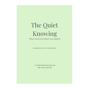 Può includere: Un diario verde chiaro intitolato "The Quiet Knowing" con il testo "When You Feel It Before You Admit It." Il diario include anche il testo "A Guided Reflection Journal" e "She Chose Herself."