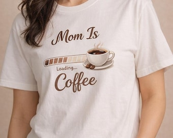 Mom Is Loading Coffee Graphic T-shirt, T-shirt drôle Mom Life Humour