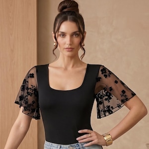 Elegante top de malla floral flocada – Blusa transparente de manga corta chic – Camiseta escultural con cuello en U sofisticada – Prenda femenina moderna con textura para fiestas
