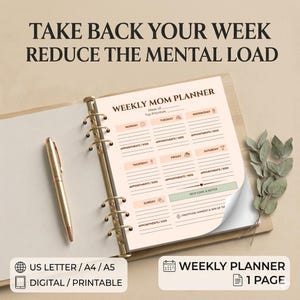 Può includere: Un'agenda settimanale per mamme con una penna dorata, aperta su una pagina con sezioni giornaliere per appuntamenti e note. L'agenda è in un raccoglitore con il testo "TAKE BACK YOUR WEEK REDUCE THE MENTAL LOAD". Include "US LETTER / A4/A5 DIGITAL / PRINTABLE".