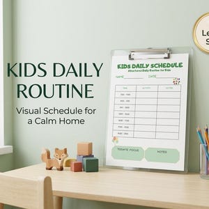 Può includere: Un portablocco trasparente contiene un grafico "KIDS DAILY SCHEDULE" con fasce orarie e spazio per attività e note. È visibile anche il testo "KIDS DAILY ROUTINE" e "Visual Schedule for a Calm Home". Una volpe e dei blocchi di legno sono sul tavolo.