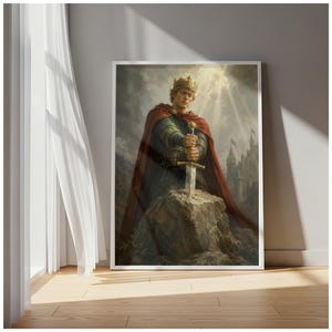 Può includere: Una stampa d'arte da parete incorniciata raffigurante una figura coronata in cotta di maglia e un lungo mantello rosso, in piedi su uno sperone roccioso mentre impugna l'elsa di una spada conficcata nella pietra, con un castello sullo sfondo.