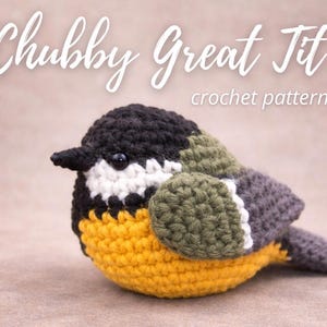 Op de afbeelding: Een handgemaakte gehaakte vogel in geel, zwart, wit, groen en grijs. De vogel heeft een rond lichaam en een kleine snavel. De tekst "Chubby Great Tit crochet pattern" staat in witte letters boven de vogel.