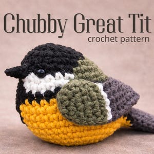 Op de afbeelding: Een gehaakte vogel in geel, zwart, wit, groen en grijs. De vogel heeft een rond lichaam en een kleine snavel. De tekst "Chubby Great Tit crochet pattern" staat boven de vogel.