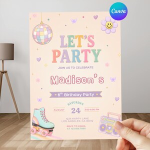 Preppy patch verjaardagsuitnodiging, bewerkbare canva meisje feestuitnodiging, varsity-thema (5 x 7 inch)