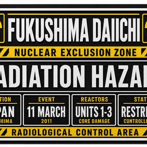 Op de afbeelding: Een rechthoekig zwart en geel bord met de tekst FUKUSHIMA DAIICHI NUCLEAR EXCLUSION ZONE en RADIATION HAZARD. Het bevat gegevensvelden voor LOCATION JAPAN FUKUSHIMA, EVENT 11 MARCH 2011, REACTORS UNITS 1-3 CORE DAMAGE en STATUS RESTRICTED CONTROLLED ZONE.