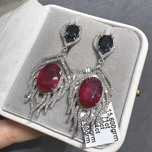 Orecchini pendenti con topazio blu di Londra naturale e rubini, in argento sterling 925 e diamanti.