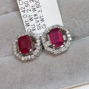 Örhängen med naturlig rubin och diamant i 925 sterlingsilver med utsmyckade smaragdslipade Halo-stenar