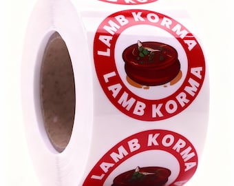 Puede incluir: Un rollo de etiquetas adhesivas blancas circulares con un borde rojo y el texto LAMB KORMA en letras mayúsculas rojas. Cada etiqueta muestra una ilustración central de un cuenco rojo oscuro lleno de curry marrón con hierbas verdes.