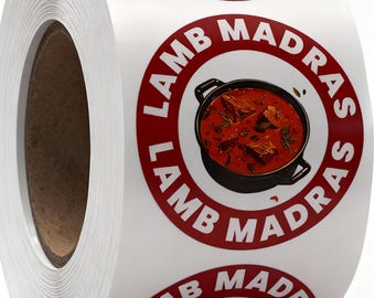 Puede incluir: Un rollo de etiquetas adhesivas circulares con un borde rojo y el texto blanco LAMB MADRAS repetido alrededor del borde. El centro de cada etiqueta muestra una ilustración de una olla negra llena de un plato de curry de cordero rojo.