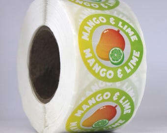 Puede incluir: Un rollo de etiquetas adhesivas circulares con un fondo degradado en amarillo y verde. Cada etiqueta muestra un gráfico de un mango naranja y una rodaja de lima verde, con el texto blanco MANGO & LIME impreso en un patrón circular alrededor.
