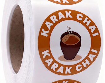 Puede incluir: Un rollo de etiquetas adhesivas blancas con un diseño circular naranja y el texto KARAK CHAI en letras mayúsculas blancas. Cada etiqueta muestra una taza de barro marrón llena de té humeante, centrada en el borde circular naranja.