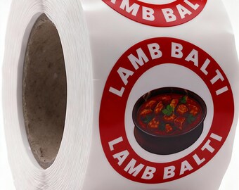Puede incluir: Un rollo de etiquetas adhesivas blancas con un borde rojo circular y el texto LAMB BALTI impreso en letras mayúsculas blancas. Cada etiqueta muestra una ilustración central de un cuenco oscuro lleno de un plato de curry de cordero.