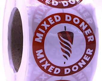 Puede incluir: Un rollo de etiquetas adhesivas circulares con fondo blanco y un borde circular de color rojo oscuro. Dentro del borde, el texto MIXED DONER está impreso en blanco, rodeando un gráfico estilizado de un asador de carne vertical.