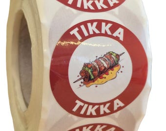 Puede incluir: Un rollo de etiquetas adhesivas circulares con un borde rojo y la palabra TIKKA impresa en letras mayúsculas blancas. Cada etiqueta muestra una ilustración central de una brocheta de carne con trozos asados y una salsa amarilla.
