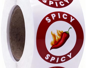 Puede incluir: Un rollo de etiquetas adhesivas blancas con un diseño circular de borde rojo oscuro. Dentro del círculo hay un gráfico de un chile rojo rodeado de llamas amarillas y naranjas. La palabra SPICY está impresa en letras mayúsculas blancas.