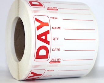 Puede incluir: Un rollo de etiquetas adhesivas blancas con texto y líneas rojas. Cada etiqueta incluye la palabra DAY en letras rojas grandes, seguida de campos para ITEM, NAME, QTY, DATE y USE BY, con la palabra REMOVABLE impresa en un recuadro rojo.