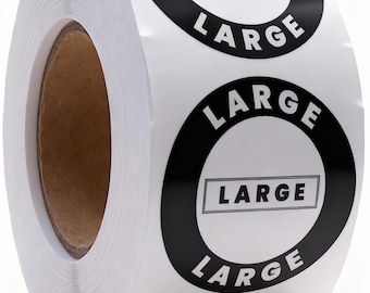Puede incluir: Un rollo de etiquetas adhesivas blancas con un borde circular negro y la palabra LARGE impresa en una fuente sans-serif negrita dentro de un recuadro rectangular, con la palabra LARGE repetida en arco sobre y debajo del recuadro central.