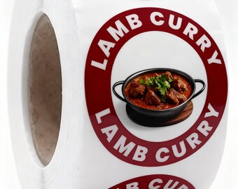 Puede incluir: Un rollo de etiquetas adhesivas blancas circulares con un borde rojo oscuro y el texto LAMB CURRY en letras mayúsculas blancas. Cada etiqueta muestra una ilustración fotográfica de un cuenco negro lleno de curry de cordero con hierbas.
