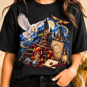 Peut inclure: Un t-shirt noir avec une impression graphique représentant une chouette blanche portant une lettre, un château sous une pleine lune, un chapeau de tri marron, une écharpe rayée rouge et jaune, une baguette, des lunettes rondes et une carte.