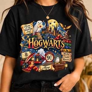 Peut inclure: Un t-shirt noir avec une impression graphique colorée représentant le château de Poudlard, un train à vapeur, des chouettes, des livres, un choixpeau et le texte "Hogwarts," "Home for my Wandering Soul," "Mischief Creates Memories," "Platform 9 3/4," et "Always."