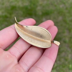 Vintage Giovanni signed Gold Leaf-Shaped Women\'s Brooch Pin Vintage Large Gold Giovanni Demi Parue Leaf Brooch Pin and  main image 4