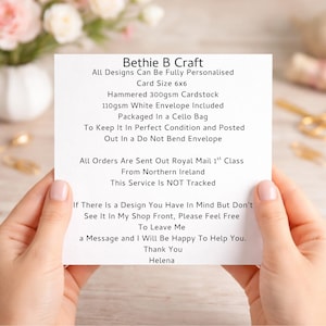 以下が含まれることがあります： 手で持たれた白いカード。テキストには「Bethie B Craft」と書かれており、カードのサイズ15x15 cm、ハンマー加工されたカードストック、白い封筒など、製品の詳細が記載されています。カードはセロハン袋に梱包されています。