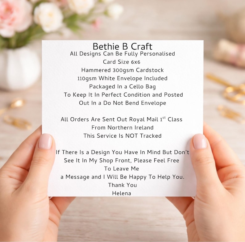 以下が含まれることがあります： 手で持たれた白いカード。テキストには「Bethie B Craft」と書かれており、カードのサイズ15x15 cm、ハンマー加工されたカードストック、白い封筒など、製品の詳細が記載されています。カードはセロハン袋に梱包されています。