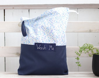 Joli sac à lingerie de voyage avec nom, sac pour vêtements sales en coton à fleurs, accessoires de voyage bleu marine pour enfants, sac à cordon réutilisable