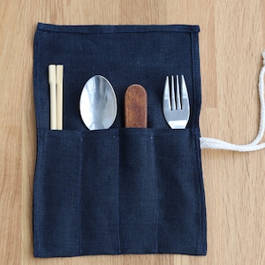 Marineblauwe herbruikbare bestekrol, gepersonaliseerde linnen bestekverpakking voor op reis, zero waste keukengereihouder voor picknick