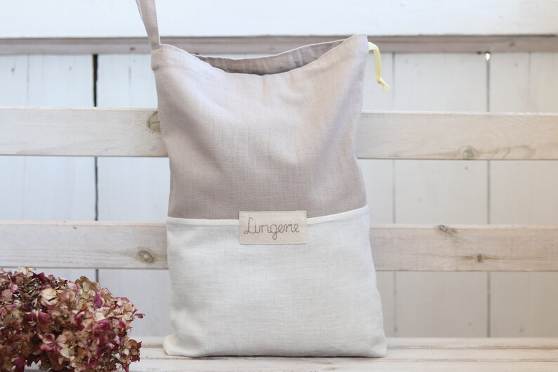 Borsa lingerie in lino beige, borsa da viaggio per lavanderia, accessori da viaggio con etichetta personalizzata, regalo per la luna di miele, borsa per biancheria intima immagine 1