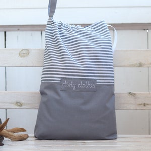 Sac de lingerie de voyage pour vêtements sales avec nom, accessoires de voyage pour enfants, sac à linge de voyage en tissu rayé gris, sac de sous-vêtements image 2