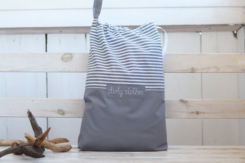 Sac de lingerie de voyage pour vêtements sales avec nom, accessoires de voyage pour enfants, sac à linge de voyage en tissu rayé gris, sac de sous-vêtements image 2