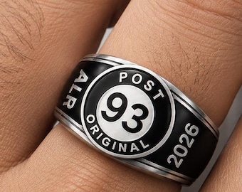 Anel personalizado para motociclista em prata de lei 925, modelo Post 93 com aro original em esmalte preto.