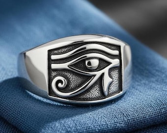 Anillo de plata de ley con el Ojo de Horus, amuleto de protección egipcio.