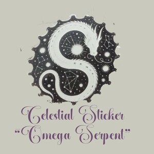 Può includere: Un adesivo circolare raffigurante un serpente bianco avvolto a forma di S su uno sfondo nero pieno di stelle e costellazioni bianche. Sotto la grafica, il testo recita: Celestial Sticker “Omega Serpent”.