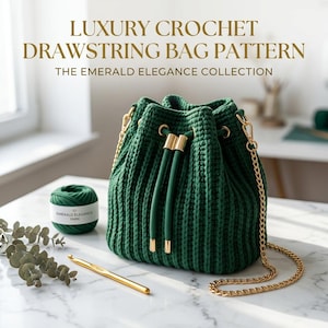Può includere: Una borsa verde all'uncinetto con coulisse e catene e dettagli dorati. La borsa fa parte di "The Emerald Elegance Collection". Sono visibili anche un gomitolo di filo verde smeraldo e un uncinetto dorato.